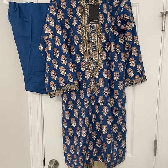 Alkaram Studio Pakistani 3pc - Picture 2 of 6